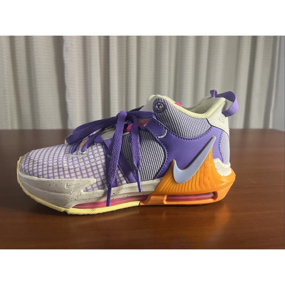 Nike Boys LeBron James Witness 7 Basketball Shoes Size 4Y Purple Gold Lakers - Picture 3 of 10